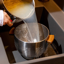 Estia Σουρωτηρι Allure Ζυμαρικων Ανοξειδωτο 22cm με Ξυλινες Λαβες