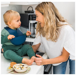 Σαλιάρα Σιλικόνης BabyOno Με Θήκη Περισυλλογής Τροφής Σκούρο Μπλέ BN835